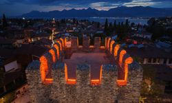 Antalya'nın tarihi Üçkapılar aydınlatıldı