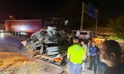 Direğe çarpan otomobilin motoru fırlayıp işçilerin kaldığı barakaya uçtu