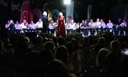 Kemer’de unutulmaz gece: Vatandaşlar şarkılara eşlik etti