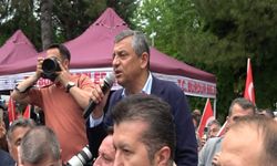 Özgür Özel Burdur’da bankın üzerinden vatandaşa seslendi