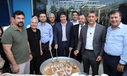 Menderes Türel ve AK Partili isimler aşure kazanının başına geçti