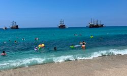 Alanya'da sıcaklık 33 dereceyi buldu! Turistler denize koştu