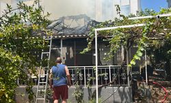 Yaşlı çift alevlerin sardığı evden komşuları kurtardı