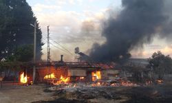 Antalya’da alevlerin sardığı yaşlı çiftin evden geriye enkaz kaldı