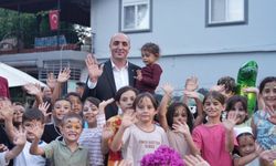 Konyaaltı Belediye Başkanı Cem Kotan pişen fasulyeleri dağıttı