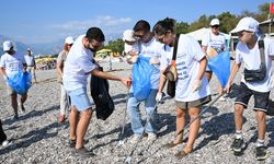 Antalya Büyükşehir Belediyesi’yle gönüllüler temizlik yaptı