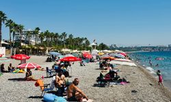 Antalya’da okul öncesi sahil yoğunluğu! Aileler denize akın etti