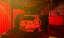 Antalya’da yürekler ağza geldi otomobildeki yangın binaya sıçradı