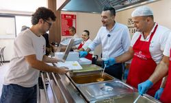 Manavgat Belediye Başkan Vekili Çiçek yemek dağıttı