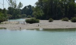 Manavgat’ta tehlikeli ısrar! Uyarılara rağmen ırmağa giriyorlar