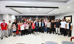 Muratpaşa Belediye Başkanı Ümit Uysal güreşçilerle buluştu