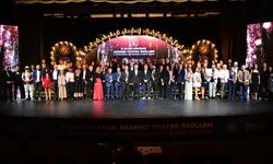 Tiyatronun yıldızları Kepez'de ödüllendirildi