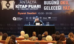 Ahmet Ümit imza gününde okurlarıyla buluştu