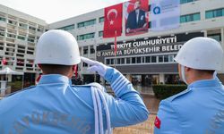 Antalya Büyükşehir’de Cumhuriyet coşkusu çelenkle taçlandı