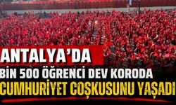 Antalya’da bin 500 öğrenci dev koroda Cumhuriyet coşkusunu yaşadı
