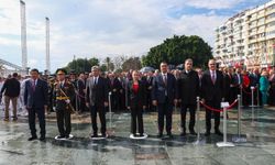 Antalya’da Cumhuriyet Bayramı kutlamaları çelenk sunma töreniyle başladı