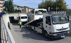Antalya’da sıkışan aracı simit-ayran eşliğinde izlediler