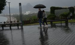 Antalya'da vatandaşlar yağmura hazırlıksız yakalandı