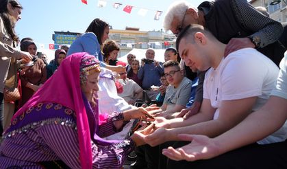 Davulla geldiler, kınayla uğurlandılar