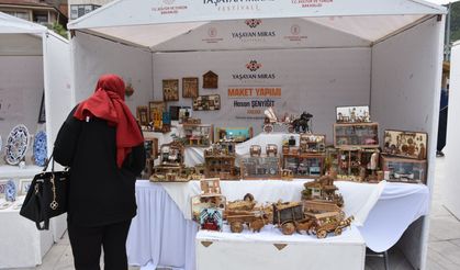 Hoşuna giden her objenin minyatürünü yapıyor