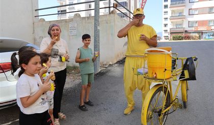 Sarı şalvarlı Adanalı, sıcakta sokak sokak limon dondurması satıyor