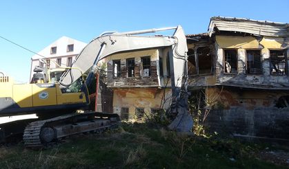 Metruk bina yıkımı yarıda kaldı