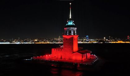 Üsküdar Kız Kulesi’nde yılbaşına özel ışık şovu mest etti