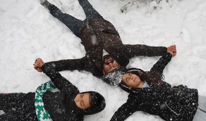 İlk kez kar yağışını izlediler