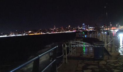 Üsküdar Sahili'nde dev dalgalar oluştu