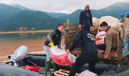 Yaylada mahsur kalan çobana botla yem ve erzak taşıdılar