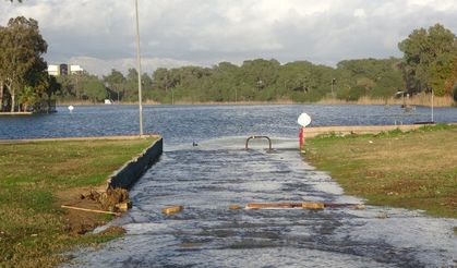 Manavgat'ta dev dalgalar Titreyengöl'ü denizle birleştirdi