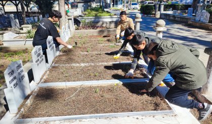 Anneannelerinin öğüdüyle başladılar, binlerce mezarı temizlediler