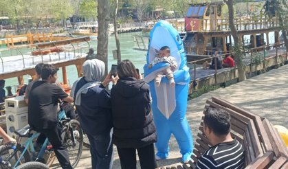 Vatandaşları eğlendirmek için köpek balığı kostümüyle dolaştı