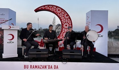 Kızılay'ın geleneksel Taşköprü iftarında binlerce kişi aynı sofrada buluştu