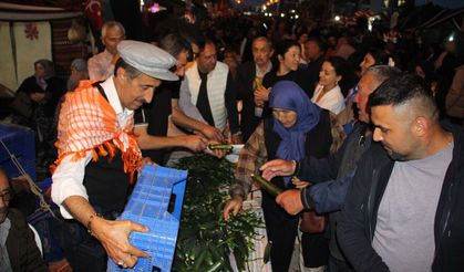 Çocukluğunda yediği salatalığı unutamayan muhtar 1 ton salatalık dağıttı