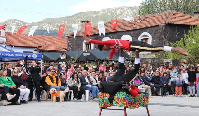 Etiyopya Akrobasi Grubu Yeşilüzümlü Festivali'nde turisleri hayran bıraktı