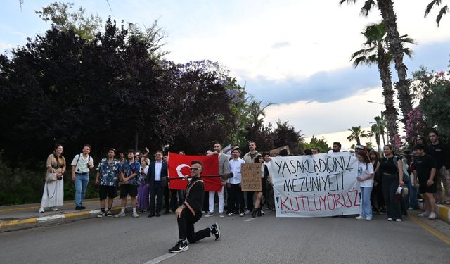 Akdeniz Üniversitesi'nde öğrencilerden rektörlük önünde mezuniyet... Milletvekillerinden öğrencilere büyük destek