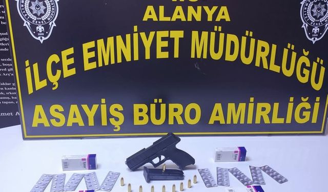 Alanya'da ruhsatsız silah ve yasaklı madde ile yakalandı