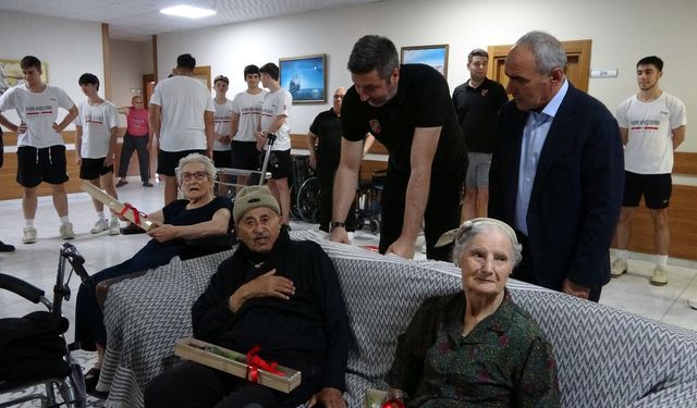 Genç basketbolculardan anlamlı ziyaret