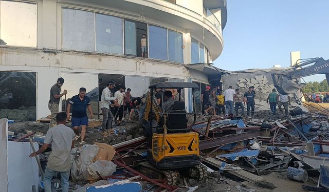 Antalya’da otel inşaatında balkon göçtü