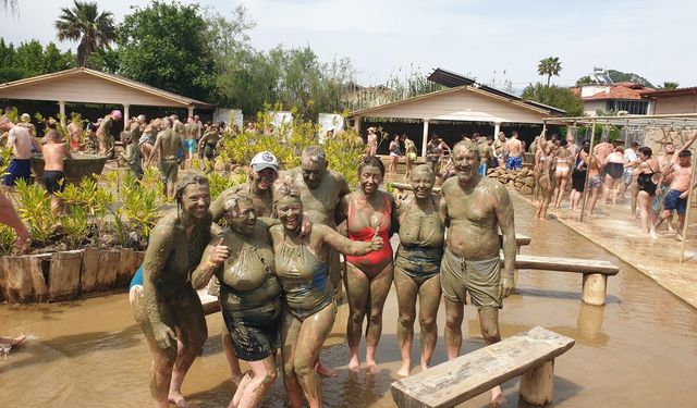 Dalyan'daki çamur banyosu turistlerin ilgi odağı oldu