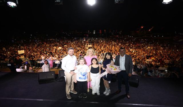 Denizli’de 19 Mayıs coşkusu... Melis Fis vatandaşları coşturdu