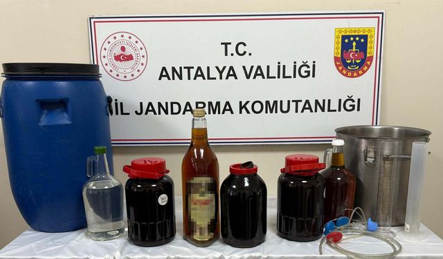 Evinde sahte içki malzemeleriyle yakalandı