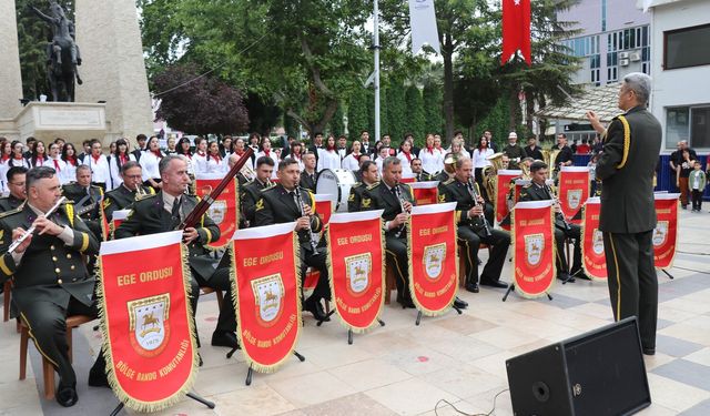 Ege Ordusu Bölge Bandosu, öğrencilerle birlikte Denizli'de konser verdi