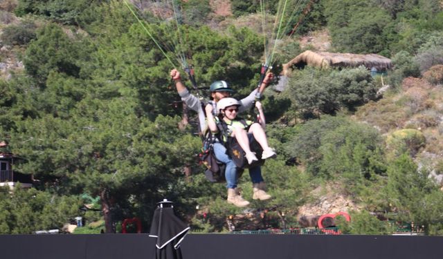Fethiye’de 19 Mayıs’a özel bir ilk... 22 öğrenci gökyüzüne yükseldi