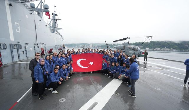 Gençler, TCG Anadolu ile Samsun’a doğru tarihi yolculuk yapıyor