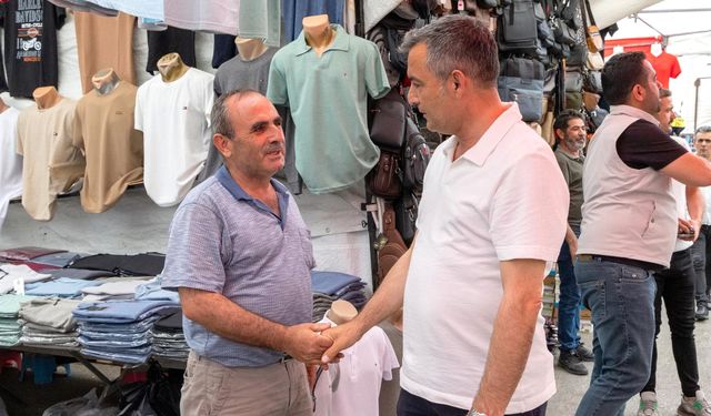 Manavgat Belediye Başkanı Kara, perşembe pazarında halkla buluştu