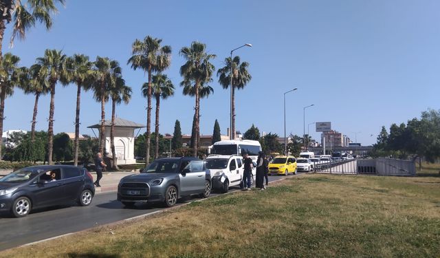 Kepez Belediyesi önünde zincirleme kaza