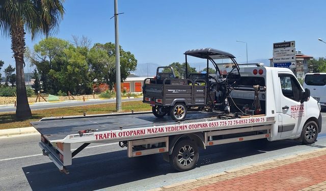 Direksiyon hakimiyetini kaybeden motorlu bisiklet devrildi