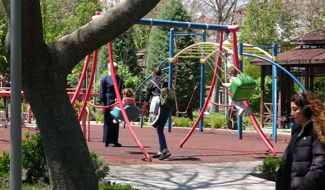 Konya'da vatandaşlar yağışlı haftanın sonunu güneşli havada parklarda değerlendirdi